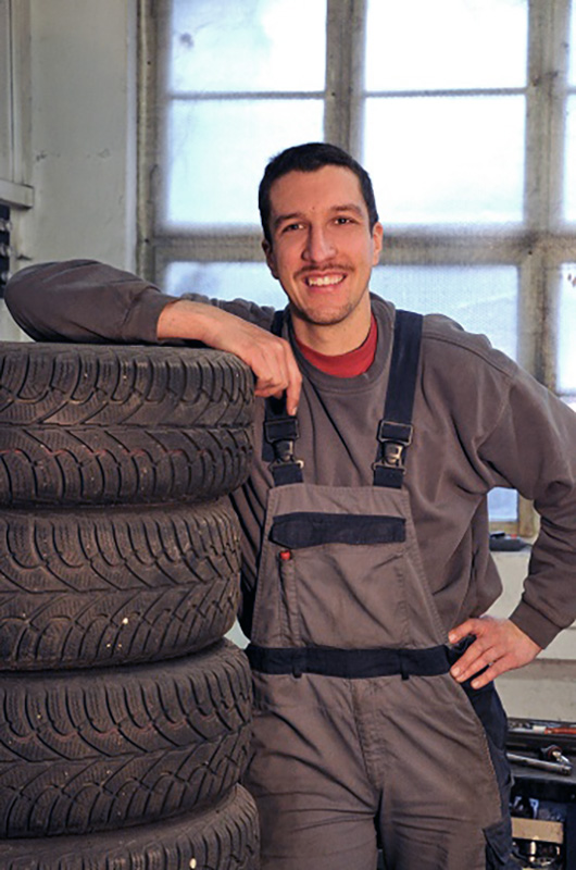 Reifenservice und Reifeneinlagerung Auto-Service Leiter